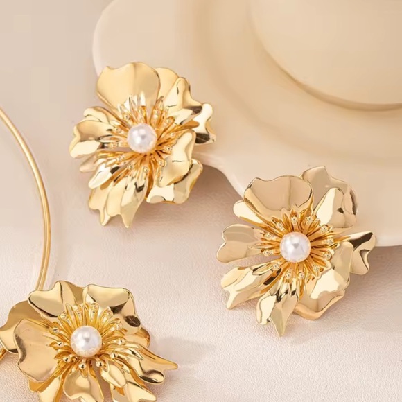 ZARA lux unique Gold Floral Pearl Earrings - Picture 4 of 12